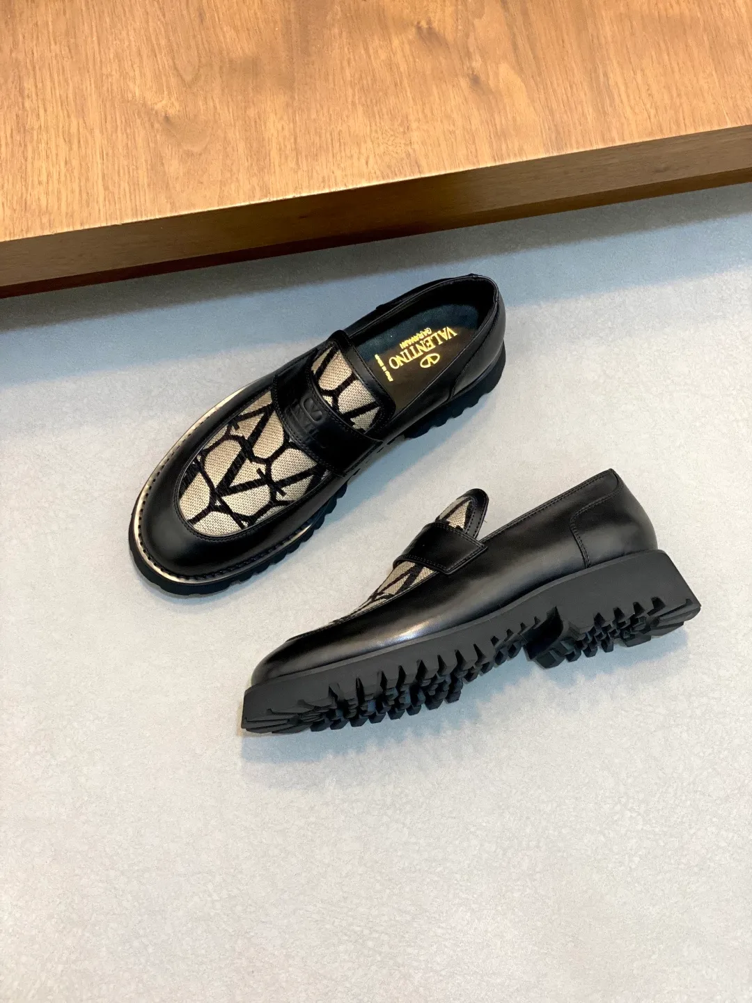 Men's shoes 💰740 VALENTINO Valentino's new men's fashionable casual leather shoes. These leather shoes are made of imported cowhide leather uppers, dyed calfskin lining and calfskin insoles. The upper foot is soft, comfortable and breathable. Comes with complete packaging in the original box! Visible details and quality. Size: 39-44 (customized at 38.45.46)